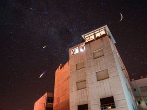 璀璨夜空下的华蓥星星国际酒店，舒适与繁华的交汇点